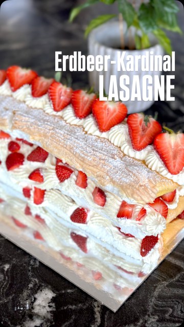 Meine Erdbeer-Kardinal-Lasagne. Passend zum Beginn der Erdbeersaison! Sie ist einfach unschlagbar gut und lässt sich perfekt aufschneiden. Sie ist auch immer das Highlight bei jeder Feier. Also auch perfekt passend für den bevorstehenden Muttertag! Was werdet ihr backen?
Den Link zum Rezept gibt’s in der Bio!
.
.
#erdbeerschnitte #erdbeerkardinallasagne #erdbeerkuchen #kardinalschnitte #binekocht