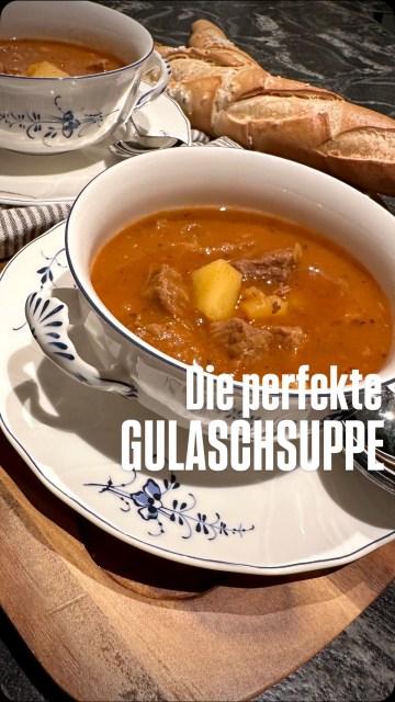 Österreichische Küche: DIE WIENER GULASCHSUPPE. Dazu ein knuspriges Salzstangerl oder Semmerl und ich bin rundum glücklich. Eines der Gerichte, wo man nie aufhören kann und sich immer wieder noch einen kleinen Schöpfer holt!
Wem geht es auch so?
Den Link zum Rezept gibt’s in der Bio!
#wienergulaschsuppe #gulaschsuppe #wienerküche #binekocht #österreichischeküche
