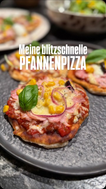 Meine blitzschnelle Pfannenpizza. Perfekt für den heutigen ESC Songcontest Abend. Der Teig muss nur 10 Minuten rasten! In der Zwischenzeit kann man alle seine Lieblingszutaten für Pizza vorbereiten. Ich bin ja ein großer Capricciosa und Trüffelpizza Fan. Und ihr? Was ist Eure Lieblingspizza?
Das Gericht kann man auch perfekt mit den Kids zubereiten! Jeder kann belegen wie er mag.
Die Zutaten für den Teig:
300g  glattes Mehl
1 TL Salz
1 TL Backpulver 
1 EL Olivenöl
250g Joghurt (alternativ 200ml Milch oder Wasser) 

Alle Zutaten gut verkneten bis ein geschmeidiger Teig entsteht. Für 10 Minuten rasten lassen. 

Den Link zum Rezept für das Pfannenbrot als Frühstücksidee (nicht überbacken) stelle ich euch in die Bio! 

#pizza #pfannenpizza #binekocht #pfannenbrot #pizzalove