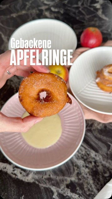 Gebackene Apfelradl, Apfelringerl, Apfelkrapferl… Wie heißt diese Kindheitserinnerung bei Euch? Meine Mama & Oma haben immer Apfel im Schlafrock dazu gesagt. Ich fand das immer so herzig. Obwohl dieser Name ja eher gebräuchlich für einen komplett mit Teig  ummantelten ganzen Apfel mit Vanillesauce ist. Egal welcher Name, die Hauptsache der Teig ist super fluffig, weich, süss und goldgelb gebräunt. Kurz noch in Zimtzucker gewälzt und am Besten mit warmer Vanillesauce serviert.

Werbung| Das Wichtigste bei diesem Rezept? Die ÄPFEL – am besten natürlich Bio!

Meine sind aus der Obst- und Gemüse-Mischbox von @biovitbox_by_veganis . Die gibt´s derzeit übrigens zum Probierpreis von -50%!!! auf alle Boxen.

Warum ich die Boxen liebe?

Das Bio-Obst und -Gemüse stammt zu einem großen Teil aus eigener Landwirtschaft (1000 Tonnen/Jahr) im Seewinkel – Burgenland. Mit viel Hingabe und jahrelanger Erfahrung unter dem Unternehmensnamen Veganis gepflegt.
Ergänzt wird der Eigenanbau durch hochwertige Waren von ausgewählten nationalen und internationalen Bio-Produzenten, mit denen Veganis eine langjährige und freundschaftliche Partnerschaft pflegt. So kann stets eine vielfältige und frische Auswahl angeboten werden, die mit viel Geschmack und bester 100%iger Bio-Qualität überzeugt.
Kostenfreier Versand
Flexi-Abo (man kann also jederzeit den Boxentyp ändern & jederzeit kündigen oder pausieren)
Lieferung in ganz Österreich
100% Bio seit Anfang an
Den Link zum Rezept gibt’s in der Bio!
#biovitbox #apfelkrapfen #obstundgemüsebox #apfelimschlafrock #apfelringe