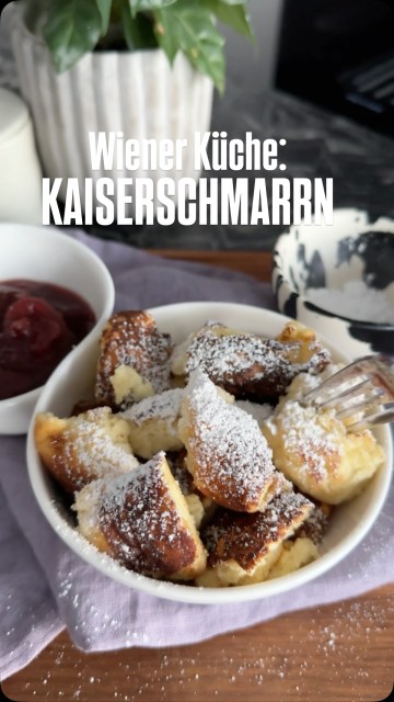Wiener Küche: der klassische Kaiserschmarrn. Der Nachspeisenklassiker schlechthin. Luftig muss er sein, aber nicht zu luftig, süß, karamellisiert und meiner muss unbedingt Rosinen enthalten. Ich weiß - hier scheiden sich die Geister. Seid ihr Team Rosine oder ohne Rosinen? Eher Apfelmus, Marillenröster oder Zwetschkenröster als Beilage? Ich liebe es wenn der Kaiserschmarrn richtig schön warm ist und der Röster dazu eiskalt. 
Das Rezept für meinen Kaiserschmarrn gibt’s in der Bio.
.
.
#kaiserschmarren #kaiserschmarrn #binekocht #wienerküche #zwetschkenröster