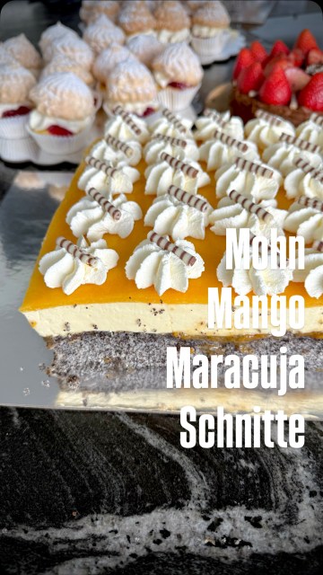Meine sommerliche Mohn-Mango-Maracuja Joghurt Schnitte. Eisgekühlt einfach ein Traum. Da bleibt es nie bei einem Stück. Ihr könnt das Joghurt natürlich beliebig austauschen. 
Den Link zum Rezept gibt’s in der Bio.
Für eine Auflaufform (28x24) die doppelte Menge machen. Für ein Blech die 4 fache Menge!
#binekocht #joghurtschnitte #mangomaracujaschnitte #Joghurtmangoschnitte #sommerkuchen
