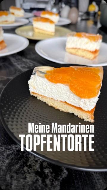 Meine absolute Lieblings-TOPFENTORTE. Ihr müsst sie unbedingt ausprobieren! Die Kombination aus luftigem Biskuit, Topfen und Mandarinen ist einfach unschlagbar!! Da könnte ich die ganze Torte einfach alleine aufessen. Sie funktioniert aber natürlich auch mit allen anderen Früchten, die ihr gern habt. Meine weiteren Favoriten - Erdbeeren, Mango und Heidelbeeren. Was würdet ihr wählen? 

Zutaten für 1 kleine Torte (Durchmesser 16-18cm):

2 Eier
40 g Staubzucker
40 g Mehl
eine Prise Salz
Für die Fülle:

250 g Topfen (20%) – Quark
250 ml Schlagobers (Sahne)
1-2 EL Zitronensaft
1 Pkg Vanillezucker
50g Staubzucker (Puderzucker)
5 Blatt Gelatine
Zubereitung:

Für den Boden:

Die Eier schaumig aufschlagen, den Zucker und das Salz hinzufügen und alles extrem schaumig aufschlagen. Das Mehl vorsichtig unterheben. Bei 200 Grad Umluft für 10 Minuten backen.

Für die Creme:

Die Gelatineblätter in Wasser einweichen. Das Schlagobers mit einer Packung Vanillezucker aufschlagen. Anschließend den Topfen und Zucker verrühren.  Einen Teil dieser Mischung etwas erhitzen und die Gelatine darin auflösen. Nicht aufkochen!! Alles zügig unter die Masse rühren und am Schluss das Schlagobers unterheben. FERTIG!
Kalt stellen, Früchte & Tortengelee drauf und fertig ist die perfekte Topfentorte.
#topfen #topfentorte #binekocht #quark #quarktorte