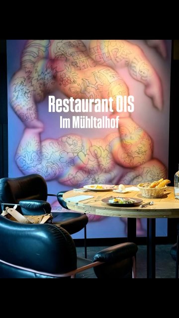 Lieber Tim Mälzer, Du hast Dich in der aktuellen Folge von @kitchenimpossible gefragt, wie man mit so einem „Lump“ bitte 2 Sterne erkochen kann. 
Nicht einmal – 3x erwähnt.
Deshalb dachte ich mir, ich erinnere Dich einfach mal, wie Philip Rachinger im Ois @muehltalhof - ausgezeichnet auch mit 4 Hauben - so kocht. Dein Besuch 2021 ist ja auch schon länger her, da erinnert man sich vielleicht nicht mehr so. ;-)
12 Gänge, offene Küche, elegantes Ambiente.
Und Teller bei denen man beim 1. Bissen sofort merkt – hier wird auf höchstem Niveau gekocht. Ausgefallen & überraschend. Und ich sag mal so: Nach dem Menü wirkt der Lump plötzlich sehr verdient ausgezeichnet. Vor allem wenn man meinen Lieblingstopfen als Soufflee in Steinoptik serviert. Und Kardinalschnitte in Miniminimini.
PS: keine bezahlte Werbung/ein rein privater selbst bezahlter Besuch.
Für alle die heute zuschauen, oder gerne mal in den Mühltalhof fahren wollen. 
#ois #restaurantmühltalhof #mühltalhof #philiprachinger #binekocht