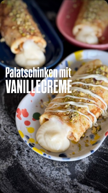 Meine super cremigen Vanillepalatschinken sind einfach himmlisch. Heute gibt’s das Rezept gleich hier! 

Zutaten für den Teig:
▶️ 2 Eier ·
▶️ 1 Packung Vanillezucker
▶️ 4-5 EL Mehl
▶️ 200 ml Milch
▶️ eine Prise Salz
▶️ etwas Mineralwasser 
▶️ etwas Öl oder Butter zum Ausbacken 

Für die Vanillefüllung:
▶️ 500 ml Milch 
▶️ 3 EL Kristallzucker
▶️ 1 Packung Vanillepuddingpulver
▶️ 200 ml geschlagenes Obers

Für das Topping: Pistazien (gehackt und gemahlen) · 100 g Kuvertüre weiß (optional) 

Zubereitung Palaschinken: Eier, Milch, Mineralwasser und (Vanille-) Zucker verquirrln, Salz untermengen. Zum Schluß das Mehl untermengen. Gerade soviel, dass ein dünnflüssiger Teig entsteht. 
Öl oder Butter in der Palatschinkenpfanne erhitzen und die Palatschinken dünn ausbacken. 

Zubereitung Crème: Das Vanillepuddingpulver mit ca. 50ml der Milch und 3 EL Zucker gut mit dem Schneebesen verrühren. Die übrige Milch aufkochen und anschließend das aufgelöste Puddingpulver unterrühren. Unter ständigem Rühren einmal aufkochen lassen, es entsteht eine feste Masse. Den Pudding kurz unter ständigem Rühren überkühlen lassen. HACK: Dann nehme ich einen Klarsichtsfolie und lege sie direkt auf die Oberfläche des Puddings. So kann keine Haut entstehen (die würde nämlich nachher Klumpen in der Creme machen). Sobald der Pudding etwas abgekühlt ist, kann man ihn in den Kühlschrank stellen. Sobald der Pudding kalt ist – mit dem Handmixer aufrühren, damit er schön glatt ist. Danach 200ml geschlagenes Obers unterrühren. Pistazien zerkleinern. Die Palatschinken mit der Crème füllen und in den Pistazien wälzen. Wer mag kann die Palatschinken noch mit zerlassener weisser Kuvertüre garnieren. 
#vanillepalatschinken #palatschinken #pistazienpalatschinke #pfannkuchen #binekocht