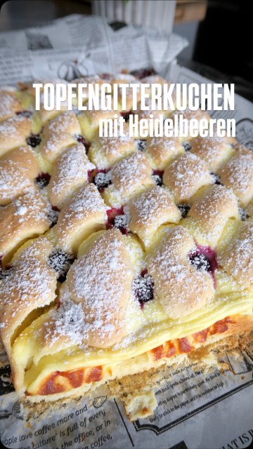 TOPFENGITTERKUCHEN MIT HEIDELBEEREN. Einer meiner „All-time Favourites.“ Bei Euch auch? Ich hab ihn schon zu lange nicht gebacken. Der Topfengitterkuchen ist eines meiner ältesten und beliebtesten Rezepte am Blog.  So fluffig, so süß, so mmmmm….
Man kann ihn einfach so schön mit Früchten abwandeln. Heidelbeeren und Topfen sind aber eine unschlagbare Kombi. Ok vielleicht noch Erdbeere! 
Den Link zum Rezept gibt’s in der Bio!
#topfengitterkuchen #topfengitterkuchenmitheidelbeeren #steppdeckenkuchen #polsterkuchen #binekocht