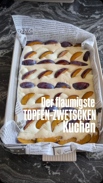 Flaumiger Topfen-Zwetschkenkuchen. Als würde man Wolken schmecken! Die Basis ist nämlich mein Liebling - der Topfengitterkuchen. Mit Zwetschken einfach wahnsinnig gut. 
Welche Frucht mögt ihr am liebsten bei Topfenkuchen?
Den Link zum Rezept gibt’s in der Bio!
Einfach Erdbeeren durch Zwetschken ersetzen.
#topfengitterkuchen #steppdeckenkuchen #binekocht #zwetschkenkuchen #quarkgitterkuchen