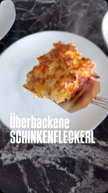 Schinkenfleckerl cremig überbacken. Geht immer! Meine Entschädigung dafür, dass ich keine Tomatensauce mehr vertrage und daher Lasagne für mich nicht einfach nicht mehr geht. Aber Nudeln sind solches Soulfood und Fleckerl ganz besonders. Seid ihr eher Team Schinkenfleckerl oder Krautfleckerl? Ich liebe beides!
Den Link zum Rezept gibt‘s in der Bio!
.
.
#schinkenfleckerl #schinkennudelauflauf #binekocht #schnelleküche #quickdinner