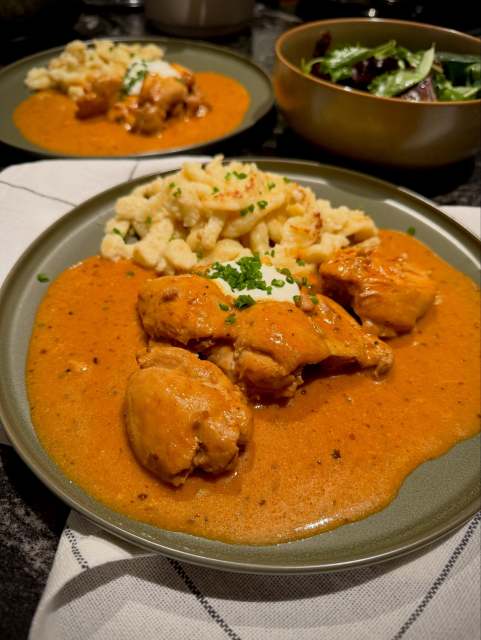 PAPRIKAHENDL. Einfach einer der besten österreichischen Klassiker. Mit Nockerl oder Nudeln.
Demnächst muss ich auch mal wieder Reisfleisch kochen. Was mögt ihr lieber?
Den Link zum Rezept gibt’s in der Bio!
#paprikahendl #nockerl #paprikahuhn #binekocht #österreichischeküche