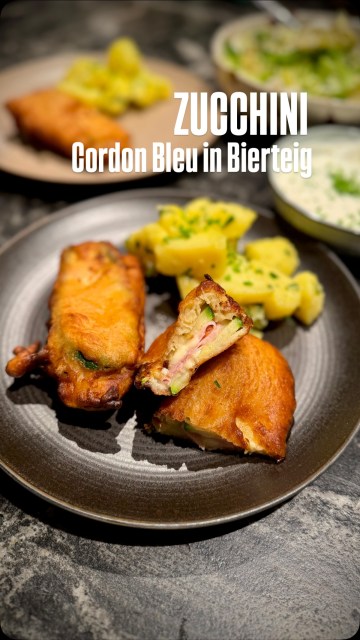 ZUCCHINI CORDON BLEU in Bierteig mit Schnittlauchsauce. Endlich kann ich wieder kochen!! Gestern Abend hatte ich so Lust auf diesen Klassiker meiner Kindheit. Der fluffige Teig, die schmelzende Käseschicht, der Schinken in Kombi mit dem Zucchini und die cremige Sauce sind einfach immer wieder ein Highlight. 
Habt ihr sie auch schon mal ausprobiert? Wenn nicht dann wird es wirklich Zeit.
Den Link zum Rezept gibt’s natürlich auch in der Bio. (Sonst findet ihr es unter dem Suchbegriff Zucchini Cordon Bleu auch jederzeit auf Binekocht.at)
 .

#zucchini #zucchinicordonbleu #cordonbleu #binekocht #bierteig