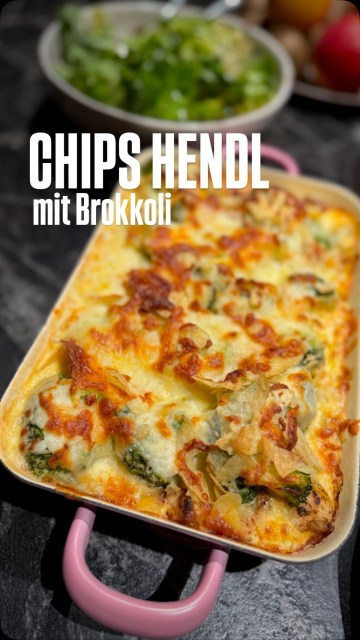 Habt ihr Lust auf mein Brokkoli Chips Hendl? Es gibt ein paar Gerichte, die ich mit tollen Gedanken an meine Kindheit verbinde. Meine Mama war früher immer sehr experimentierfreudig, wenn es ums Essen ging. Sie war lange bei uns daheim und hat erst als wir im Gymnasium waren, ihren Job in der UNIDO wieder aufgenommen, wo Kollegen der verschiedensten Nationalitäten vertreten waren. Eine liebe Kollegin aus Amerika hat ihr ein wirklich gesundes und kalorienarmes Rezept verraten. Einen Auflauf aus Huhn, Erdäpfeln, Brokkoli, Sauce, Chips und Käse. Das von uns liebevoll genannte „Chips-Hendl“. Ganz gesund also. Gab es dementsprechend auch nur selten, wenn dann aber zur großen Freude aller. Und jetzt zur Freude von Mr. Bee.
Den Link zum Rezept gibt’s in der Bio.
.
.
#chipshendl #brokkolihühnerauflauf #hühnerauflauf #chicken #binekocht