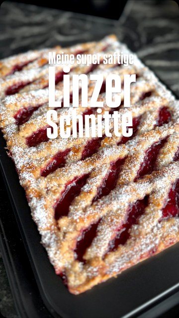 Meine super saftige Linzerschnitte. Egal zu welcher Jahreszeit die absolute Lieblingsschnitte von Mr. Bee. Zu Weihnachten gibt’s aus der Masse auch immer meine köstlichen Linzerstreifen. Der Teig ist super schnell verknetet und muss NICHT gekühlt werden bevor man ihn weiterverarbeitet. Und das Beste! Die fertige Schnitte ist auch sofort saftig und man kann sie nach dem Auskühlen auch sofort genießen ohne sie länger lagern zu müssen, um den Teig weich und saftig zu bekommen. Wenn ihr jetzt noch nicht überzeugt seid, dass ihr sie gleich nachbacken müsst, dann weiß ich auch nicht. 
Das Rezept gibt’s heute in der Bio. Wie man sie genau dekoriert zeige ich Euch ganz genau im Reel! Meine Auflaufform ist übrigens ca 40x30cm groß! (Es sind sonst dieselben Mengen wie im Rezept am Blog, dort wird ein Blech verwendet weil man weniger Teig für die einzelnen Streifen benötigt) 
Wer hat sie schon gebacken? 
.
#linzerschnitte #linzertorte #binekocht #saftigelinzertorte #mandeln