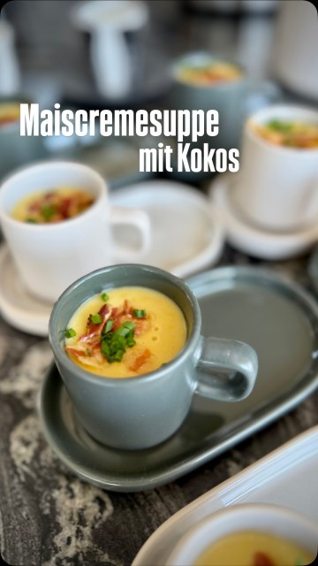 Meine Maiscremesuppe mit Kokos. Bei der Auswahl des diesjährigen Ostermenüs habe ich lange überlegt, welche Suppe ich servieren soll. Nicht zu üppig, nicht zu groß, klein & fein war die Devise. Und mal nicht die obligate Knoblauchcremesuppe. Nachdem meine Mama immer schon beim Einschenken schreit, „für mich nur ein Löffel,“ Mr. Bee mir deutet, nur die halbe Schale und ich selbst meist auch nicht ein ganzes Schüsserl voll Suppe essen kann – weil es ja bekanntlich bei mir immer einige Gänge gibt. Deshalb bin ich seit Jahren auf Espressotassen umgestiegen. Sieht auch einfach hübsch aus und man kann den letzten Rest wunderbar einfach austrinken, ohne dass jemand schief schaut. Nachdem ich die Suppe stilgerecht in einer Teekanne serviere, kann sich auch jeder nach Belieben einfach nachschenken.
Unbezahlte Werbung/ die wunderschönen Espressotassen und die Teekanne sind aus der Serie PILAR von Blomus - erhältlich bei @fitzingerconcept1060 
Das Rezept gibt es brandneu am Blog. Link in Bio! 

#maiscremesuppe #mais #suppen #binekocht #cornsoup