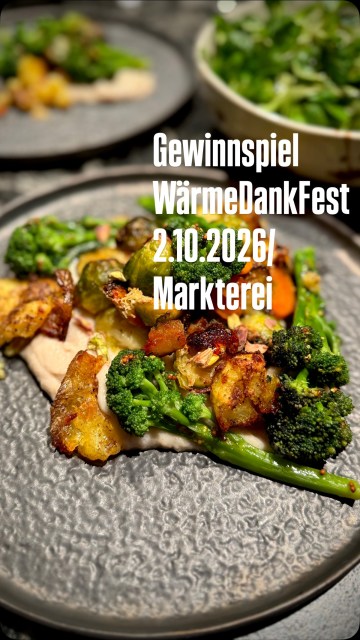 GEWINNSPIEL/Werbung: ☘️WärmeDankFest von @wienenergie am 2. Oktober in der Markterei! Ich bin auch dabei! 

❤️ Gewinne 2x2 VIP Packages mit Gemüse-Aperitiv, Essens- und Getränkebons, sowie kleinen Überraschungen!

So kannst Du teilnehmen:
·  Like diesen Beitrag
·  Schreib in die Kommentare warum und mit wem Du gerne dabei sein willst

Das Gewinnspiel läuft bis 1.10.2026/12 Uhr
Die Gewinner*innen werden per Zufallsprinzip ausgelost und anschließend per DM benachrichtigt. (Gewinnspielbedingungen siehe Link in Caption) 
 
 Wusstest Du, dass Fernwärme in Wien auch für Wiener Gemüse eine Rolle spielt? Fernwärme wird nämlich nicht nur zum Heizen von Wohnungen eingesetzt.
Auch Wiener Gewächshäuser werden mit Fernwärme von @wienenergie versorgt. Dadurch kann in Wien das ganze Jahr über frisches Gemüse wachsen und geerntet werden! 
Wien gilt deshalb auch nicht umsonst als die Gurkenhauptstadt Österreichs.
Am 2. Oktober 2026 findet zum 3. Mal das Wien Energie WärmeDankFest
in der Markterei statt. Kostenlos für Euch.
Dieses Jahr steht das Fest unter dem Motto „Alles Veggie!“ Und ich bin mit dabei! Ich hoffe ihr besucht mich ab 17 Uhr!
 
Mein Rezept für den Gemüseauflauf für 2 Personen:
·  2 Erdäpfel
·  ½ Süsskartoffel
·  1 Zucchini (klein)
·  ¼ Brokkoli
·  200 ml Schlagobers
·  50 ml Milch
·  1 TL Salz
·  Etwas Pfeffer
etws Muskat
·  100 g Kohlsprossen
·  100 g Parmesan
·  Olivenöl
·  Gemüsegewürz
·  Mozzarella gerieben zum Überbacken
 
Die Erdäpfel, Zucchini und Süsskartoffel in dünne Scheiben schneiden und in einer Ober-Milch, Salz, Pfeffer und Muskatmischung aufkochen. Die Brokkoliröschen und Kohlsprossen in reichlich gesalzenem Wasser nahezu garkochen. Die Kohlsprossen in eine eigene Auflaufform geben und mit Parmesan, Öl und Gemüsegewürz gut vermengen.

Die restliche aufgekochte Gemüsemischung ebenfalls in eine Auflaufform füllen und mit Käse bestreuen.

Beide Auflaufformen bei 200 Grad Umluft backen, bis alles schön knusprig braun ist. Anrichten und genießen.

#WärmeDankFest #binekocht #markterei #wienenergie

Das Gewinnspiel steht in keiner Verbindung zu Instagram oder Facebook und wird von diesen weder gesponsert noch unterstützt.