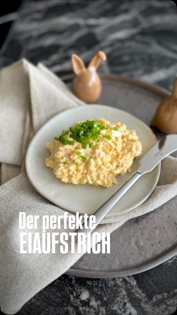 Das Beste vor, zu und nach OSTERN - der cremige EIAUFSTRICH. Dazu ein frisches knuspriges Brot - einfach perfekt. Ich werden ihn heuer sicher wieder für unsere Gäste zubereiten - gleich nach dem Eierpecken! Was darf bei Euch im EIAUFSTRICH nicht fehlen?
Bei mir ist es eine Prise Curry. Wer mag kann auch noch Essiggurkerlwasser oder klein geschnittene Gurkerl dazu geben, das macht ihn pikanter.
Mein Rezept findet ihr in der Bio (sonst auch jederzeit direkt auf Binekocht - Suchbegriff: Eiaufstrich)
Gutes Gelingen!
#eiaufstrich #ostern #ostern2026 #binekocht #eierpecken