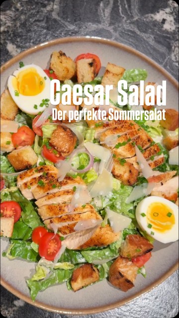 Was ist Euer liebster Salat? Bei uns steht der Caesar Salad ganz weit oben in der Beliebtheitsskala. Ich liebe die cremige Marinade aus Parmesan-Mayonnaise & Anchovis. Ich bin aber auch ein großer Sardellen-Fan. Für alle die den Geschmack überhaupt nicht mögen - ihr könnt sie auch gerne weglassen. Schmeckt trotzdem sehr fein. Dann aber nicht mit dem Parmesan sparen! 
Den Link zum Rezept gibt’s in der Bio!
#caesarsalad #salat #salad #binekocht #sommersalat