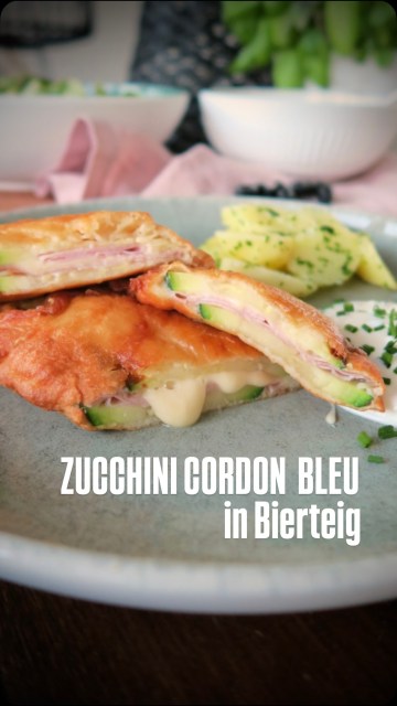 ZUCCHINIZEIT. Falls ihr nicht wisst wohin mit den Zucchinis - dann ist es Zeit für das beste Rezept überhaupt - Zucchini Cordon Bleus in Bierteig mit Schnittlauchsauce. Da esse ich mal eines, dann zwei, dann drei. Und dann kugel ich auf der Couch herum. 
Wer mag sie auch so gern wie ich?
Den Link zum Rezept gibt’s in der Bio!
#zucchini #zucchinicordonbleu #cordonbleu #binekocht #zucchinirezepte