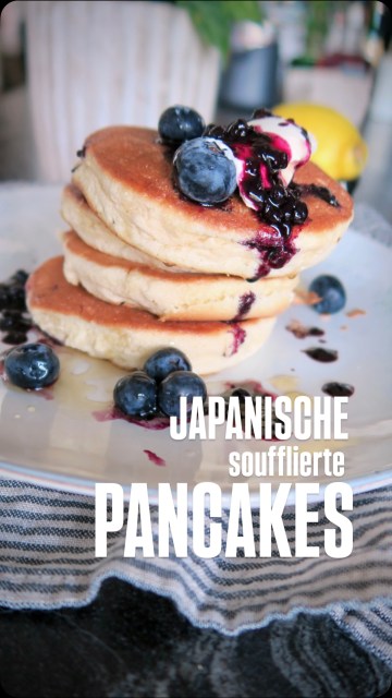 Soufflierte Pancakes. Einfach noch luftiger als „normale“ Pancakes und trotzdem super schnell zubereitet. Ihr braucht nur eine Pfanne und einen halbwegs passenden Deckel. Und schon geht´s los.

Während Mr. Bee am Sonntag sein Omelette mit Schinken und Käse liebt, bin ich eher die süsse Frühstückerin. Mein tägliches Porridge ist zwar nur mit etwas süssem Hafer Crunchy garniert, aber im Grunde – mit der cremigen süsslichen Hafermilch – dann doch ein eher süsses Frühstück. Am Sonntag darf es dann gerne auch so richtig süss werden. Pancakes, Gugelhupf, Waffeln oder Plunder in allen Variationen sind da schon meine bevorzugten Nachspeisen nach ein paar Bissen Butterbrot und weich gekochtem Ei. Nachdem Mr. Bee all das nicht so gerne mag muss ich oft einfach Rezepte entwickeln, die auch nur für eine Person machbar sind. Diese soufflierten Pancakes lassen sich perfekt auch nur für eine Person zubereiten. Garnieren könnt ihr sie ganz beliebig. Ich hab einfach Heidelbeeren, Ahornsirup, etwas gesüssten Sauerrahm & Hollerröster genommen.
Das Rezept gibt’s natürlich am Blog. Heute verlinke ich es Euch in der Bio! 

#japanischepancakes #souffliertepancakes #pancakes #binekocht #japanesepancakes
