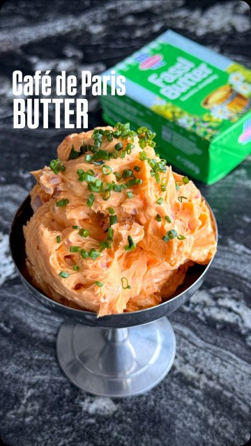 Du wolltest schon immer wissen, wie man eine köstliche Cafe de Paris Butter zubereitet? Ich zeig´s Dir!

ᵂᴱᴿᴮᵁᴺᴳ Damit sie wunderbar cremig wird, habe ich die @schaerdinger.at Fasslbutter verwendet - eine Sauerrahmbutter mit einem besonders zart schmelzenden Butterteig. Ihren frischen, mild aromatischen Buttergeschmack bekommt die Fasslbutter durch die besondere Reifung des Rahms. Wie alle Schärdinger Produkte ist die Fasslbutter aus 100% österreichischer Milch. Auch pur auf Brot – einfach ein Genuß.

Das Rezept zur Cafe de Paris Butter gibt´s ab sofort auf meinem Blog Binekocht.at Den Link zum Rezept findet ihr in der Caption. 

#schärdinger #fasslbutter #cafedeparisbutter #binekocht #butter