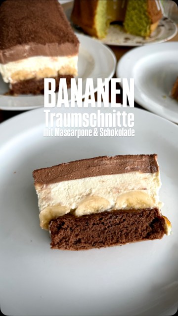 Meine BANANEN TRAUMSCHNITTE mit Mascarpone & Schokolade. Einfach köstlich! Wo sind die Bananenschnitten Fans? 

Wer mag kann auch noch Baileys in die Mascarponemasse mischen. Statt Schokolade eignet sich für die obere Schicht auch jede Haselnusscreme! Im Büro war sie in Windeseile aufgegessen!
Das komplette Rezept gibt’s natürlich wie immer am Blog. Ich poste Euch heute den Link auch in die Bio!
.
.
#bananenschnitte #bananentraumschnitten #bananacake #binekocht #schokolade