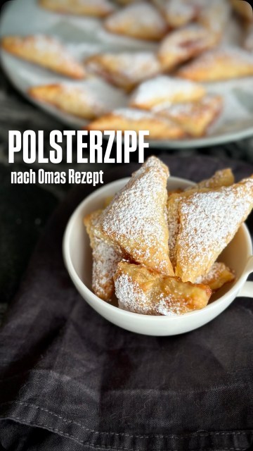 POLSTERZIPF nach einem Rezept meiner Oma. Eine meiner schönsten Kindheitserinnerungen. 
Als großer Topfenjunkie hab ich mich als Kind schon die ganze Woche drauf gefreut, bis die Küche endlich wieder nach warmem Topfenteig mit Ribiselfüllung duftete. Der Teig besteht zu gleichen Teilen aus Butter, Mehl & Topfen. 
Die Ribiseln für die Fülle wurden am Ribiselfeld und im eigenen Garten selbst gepflückt und eingekocht. Eimerweise haben wir gerebelt was das Zeug hielt. Ich kann mich noch jetzt an die aufgeweichten roten Finger erinnern, die wir alle hatten. Aber jeder hatte eine riesige Freude, wenn die fertigen Gläser dann wieder in der Vorratskammer bereit standen. Das sind wunderschöne Kindheitserinnerungen, die ich nicht missen möchte. 
Wer liebt sie auch so wie ich? Womit füllt ihr sie am liebsten? 

Den Link zum Rezept gibt’s in der Bio.
#polsterzipf #topfen #topfenrezept #polsterzipfrezept #mitbutteristallesbesser