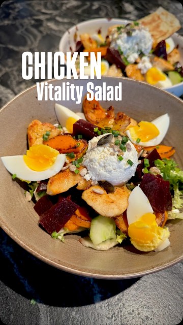 Chicken Vitality Salad – der klingende Name meines aktuell liebsten Mittagssalates in einer bekannten BOWL-Kette. Allerdings gibt´s den – in meiner Zusammenstallung – nicht so auf der Karte. Ich liebe es übrigens, wenn man in einem Lokal nicht schief angeschaut wird, wenn man Zutaten austauscht und hinzufügt, weil es ausdrücklich so erlaubt ist. Ich liebe das. Weil sonst halte ich mich da zurück, weil ich weiß welcher Mehraufwand es für die Küche ist, Extrawürstel für die Bine zu kochen. In diesem Fall schmeckt mir in der Kombination nämlich das Honey-Mustard Dressing definitiv besser, als das Rucola Dressing. Und rote Rüben und gebratene Süsskartoffeln als „ad on“ sind einfach grandios. Es gibt daher derzeit für mich einfach keinen besseren Salat als diesen. Das i-Tüpfelchen ist nämlich der Gupf aus Schafkäse mit knusprigen Kernen. Das verleiht dem Ganzen einen wunderbaren Knack.

Wie bei allen Dingen, die ich ständig essen könnte, musste ich diesen Salat natürlich zu Hause nachbasteln. Weil vielleicht kann man ihn ja noch verbessern. Und was soll ich sagen, die sauer marinierten roten Rüben geben noch den extra Kick. Ich verspreche Euch nicht zu viel, wenn ich sage – das wird Euer Sommersalat 2026.
Den Link zum Rezept gibt’s in der Bio!
#chickenvitalitysalad #binekocht #chickensalad #honeymustard #hühnersalat