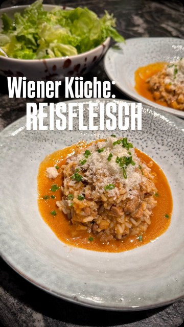 WIENER REISFLEISCH. Ein österreichisches Gericht meiner Kindheit und ich liebe es immer noch. Kommt bei Euch auch immer Parmesan auf das fertige Gericht? Ich finde das ist das i-Tüpfelchen auf diesem Klassiker.

Den Link zum Rezept gibt’s in der Bio!
#reisfleisch #wienerküche #binekocht #österreichischeküche #wienerreisfleisch