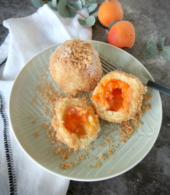 Marillenknödel mit Topfenteig. Immer eine der ersten süßen Köstlichkeiten die ich mit frischen Marillen zubereite! Welchen Teig mögt ihr am liebsten? Ich werde heuer auch endlich mal Brandteig ausprobieren! 
Den Link zum Rezept gibt’s in der Bio!
#marillenknödel #topfenknödel #marillentopfenknödel #fruchtknödel #binekocht