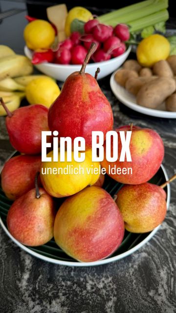 Langweilig kochen war gestern. Meint Mr. Bee, der plötzlich viel mehr Obst und Gemüse essen will – und ich muss sagen: Ich freu mich total darüber! 
Werbung| Warum ich da gleich an eine Obst- und Gemüse-Mischbox von @biovitbox_by_veganis gedacht habe? Mit dieser Box ist bei uns jetzt jede Woche ein bisschen Überraschung angesagt. Beim Auspacken überlege ich schon: Was koche ich diesmal daraus? Und genau das macht richtig Spaß – einfach kreativ werden, neue Rezepte ausprobieren und sich inspirieren lassen. 
Aber auch der Rest überzeugt: 

🍎Das Bio-Obst und -Gemüse stammt zu einem großen Teil aus eigener Landwirtschaft (1000 Tonnen/Jahr) im Seewinkel – Burgenland. Mit viel Hingabe und jahrelanger Erfahrung unter dem Unternehmensnamen Veganis gepflegt. 
🥑Ergänzt wird der Eigenanbau durch hochwertige Waren von ausgewählten nationalen und internationalen Bio-Produzenten, mit denen Veganis eine langjährige und freundschaftliche Partnerschaft pflegt. So kann stets eine vielfältige und frische Auswahl angeboten werden, die mit viel Geschmack und bester 100%iger Bio-Qualität überzeugt. 
🍋Veganis legt auch größten Wert auf Qualität, Nachhaltigkeit und natürlich den guten Geschmack. So wie Mr. Bee und ich. 
🥕Nachhaltige Verpackung 
🥝Kostenfreier Versand 
🍌Flexi-Abo (man kann also jederzeit den Boxentyp ändern & jederzeit kündigen oder pausieren) 
Sortenvielfalt & Geschmackserlebnis 
🥦Direkter Lieferweg 
🌶️Lieferung in ganz Österreich 
🫛Mehr als 10 Jahre Erfahrung 
🍊100% Bio seit Anfang an 
Ich zeige Euch heute einige kreative Ideen für Gerichte mit den Produkten aus den Boxen. Welches Rezept soll ich als erstes als Reel posten? 
#biovitbox #binekocht #obstundgemüsebox #kreativkochen
