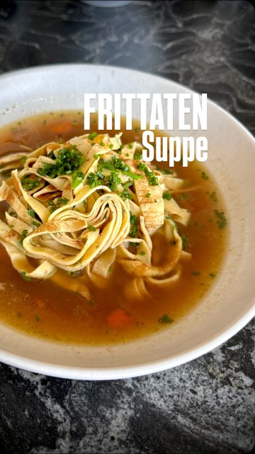 FRITTATEN. Die beliebteste Suppeneinlage der Österreicher. Oder was meint ihr? Bei Mr. Bee liegen sie neben meinen Kaspressknödeln unangefochten auf der Nummer 1. Was ist Eure liebste Suppeneinlage in der klassischen Rindssuppe?
Den Link zum Rezept für die Frittatensuppe gibt’s in der Bio.
.
#frittatensuppe #rindssuppe #frittaten #binekocht #suppenliebe