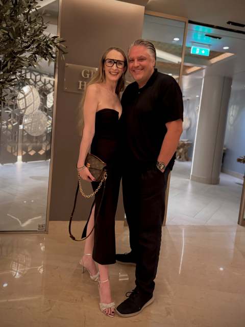 Birthday Mr. Bee - wir hatten ein fantastisches Dinner im STEAKHOUSE.

SEPTEMBER - du warst voller cooler Urlaubserlebnisse, Strand, Meer, Geburtstag von Mr. Bee und einem Mädelstrip nach PARIS! Erinnerungen die für immer bleiben werden. 
Nur noch 3 Monate und wir feiern wieder Weihnachten.
#septemberthrowback #septemberdump #september2026 #binekocht #birthday

Alleine auf der Terrasse den Sonnenaufgang erlebt, nachdem ich um 4 Uhr munter war. So ruhig. Und wunderschön.

Mein neues Lieblingskleid. Und auch von Mr. Bee. ;-)

Korfu. Einfach eine traumhafte Insel.

Zurück in Wien - Mr. Bee zum Essen ausgeführt. Den Geburtstag nochmal nachfeiern. Man kann ja einfach nicht oft genug feiern.

No words needed.

3 Tage später - MÄDELSTRIP nach Paris! Tag 1 - Big Bus Tour durch Paris und Besuch der Highlights.

Eiffelturm. Wir haben ihn vom Bus aus gesehen. Am Abend erleuchtet und am letzten Tag war ich auf Etage 2! Ein Meilenstein. Nach 5 Parisbesuchen, wo ich mich nicht rauf getraut hab. Endlich geschafft. Höhenangst lässt grüßen.

Tag 2 & 3 Disneyland. Ich liebe es einfach.

Die Shows sind einfach unschlagbar.

Da war die Hose noch trocken. Und das Shirt. Und die Haare.

Nach der World of Frozen. Bine klatschnass. Alle kommen halbwegs trocken raus. Bei unserem Boot ein Schwall Wasser über Gesicht, T Shirt, Hose und Hosenboden. 1x umziehen ins Hotel.

Unbedingt bis zum Ende schauen.

Liebe die Seerosen von Monet in der Orangerie. Bei jedem Paris Besuch Pflicht.

Le Petit Patissier.

Heimflug.

Direkt zur Vienna Fashion Week.

Liebe den Trenchcoat.