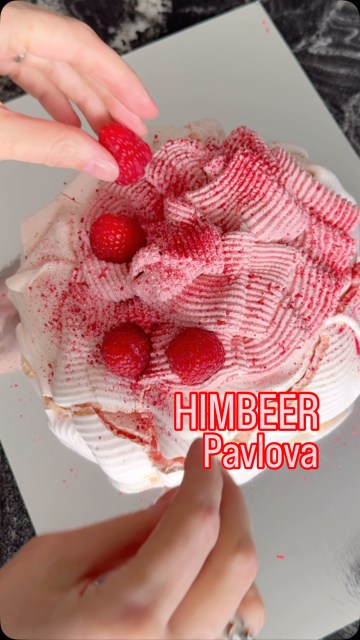 Du wolltest schon immer wissen wie man eine fruchtige pinke Himbeer Pavlova bäckt? Ich verrate Dir alle meine Tricks. Im Reel und ganz ausführlich am Blog. Den Link zum Grundrezept meiner Pavlova gibt’s in der Bio!
Diesen rosa Traum hab ich für die Willkommensfeier von unseren neuen KollegInnen gebacken. Wie gefällt sie Euch?
#pavlova #himbeerpavlova #himbeeren #pavlovacake #binekocht