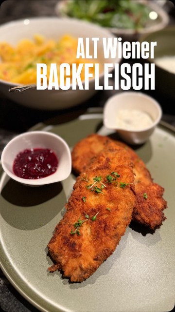 ALT WIENER BACKFLEISCH. Das erste Mal hab ich das Alt Wiener Backfleisch in einem Restaurant in Wien gegessen. Eigentlich irrtümlich, weil ich irgendwie ein Backhendl im Kopf hatte, als ich bestellt habe. Beim ersten Bissen dachte ich mir dann, das Hendl schmeckt heute aber ganz anders, so richtig nach Rindfleisch. Bis ich dann bemerkt habe, dass ich einen mit Kren und Senf eingestrichenen und panierten Tafelspitz vor mir hatte. Dazu eine köstliche Sauce Tartare und einen Erdäpfel-Rahmgurkensalat. Es war eine Offenbarung. Als wir dann einige Zeit später wieder mal am Pogusch waren, fand sich auf der Karte wieder das Alt Wiener Backfleisch und zwar in den 2 Varianten wie er serviert werden kann, entweder mit rosa gebackenem Rindfleisch (meist Beiried, Deluxe gerne auch mit Rinderfilet) und mit gebackenem gekochten Rindfleisch. Ich musste Mr. Bee nicht lange überreden es zu kosten und auch er war begeistert. 
PS: ich liebe beide Varianten! 
Habt ihr Alt Wiener Backfleisch schon mal gegessen?
Den Link zum Rezept gibt’s in der Bio (sonst findet ihr das Rezept auch auf Binekocht.at - Suchbegriff: Alt Wiener Backfleisch)
.
.
#altwienerbackfleisch #wienerbackfleisch #tafelspitz #binekocht wienerküche