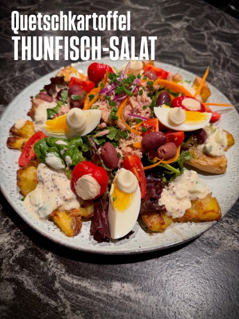 Mein Quetschkartoffel Thunfischsalat. Den hat sich Mr. Bee gestern zum Abendessen gewünscht. Neben Wurstsalat, Nudelsalat & steirischem Backhendlsalat, sein absoluter Sommer-Lieblingssalat. Für welchen würdet ihr Euch entscheiden?
Den Link zum Rezept gibt’s in der Bio.
.
.
#quetschkartoffelsalat #thunfischsalat #tunasalad #binekocht #sommersalat