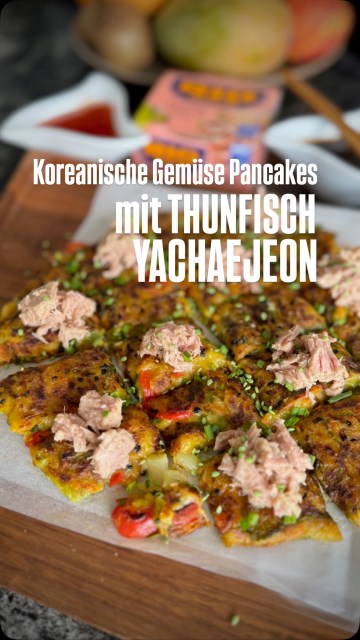 Koreanische Gemüse Pancakes mit Thunfisch – Yachaejeon

ᵂᴱᴿᴮᵁᴺᴳ | Du wolltest schon immer wissen, wie schnell man knusprige koreanische Gemüse Pancakes mit Thunfisch - Yachaejeon zubereiten kann? Thunfisch von @riomare_austria ist nämlich immer eine gute Idee, wenn man Gerichten einen richtigen Boost verleihen will!

Ich hab für mein Rezept den MSC zertifizierten Rio Mare Thunfisch in Olivenöl verwendet. Der unverwechselbare Geschmack, die zartrosa Farbe und die hohe Qualität verleihen dem Rezept einfach den besonderen Kick.
Ihr müsst es unbedingt ausprobieren!
 
Rezept - Zutaten für 2 Pancakes (große Pfanne):

• 1 Karotte
• 1 kleine Zucchini
• 2 Jungzwiebelstangen
• 1 kleine rote Paprika
• 1-2 Dosen Rio Mare Thunfisch in Olivenöl (abgetropft)
• 3 gehäufte EL Weizenmehl
• 3 gehäufte EL Reismehl
• 3/4 Tasse eiskaltes Mineralwasser
• Salz
• 1 TL Miso Paste
• 1 TL Kurkuma
• schwarzer Sesam oder Wasabi-Sesam
• Schnittlauch
• Optional: Koreanische Chilipaste für den Teig, Wasabi-Mayo als Garnitur
• Öl zum Braten (ich habe Maiskeimöl verwendet)

Zubereitung:

1) Karotte und Zucchini mit dem Julienneschneider in feine Streifen schneiden.
2) Den Paprika und den Jungzwiebel in feine Ringe schneiden. Das Jungzwiebelgrün diagonal in Streifen schneiden.
3) ½ - 1 Dose Rio Mare Thunfisch in Olivenöl dazu geben und gut durchmengen.
4) Weizenmehl, Reismehl und eiskaltes Mineralwasser (gerne auch noch einen Eiswürfel dazu geben) mit dem Schneebesen zu einem Teig verrühren. Er sollte dickflüssig sein, daher bitte die Konsistenz mit dem Mineralwasser korrigieren. Mit Salz und Miso Paste würzen. Das eiskalte Wasser macht den Pancake knusprig, daher bitte gleich verarbeiten!
5) Den Teig unter die Gemüse-Thunfischmasse rühren.
6) Öl in einer Pfanne erhitzen und die Masse gleichmäßig verteilen (nicht zu hoch!). Auf mittlerer Stufe je Seite für 5 Minuten ausbacken, bis er wunderbar knusprig ist.
7) Sofort servieren. Wer mag kann dann noch den Rest des Thunfisches auf dem aufgeschnittenen Pancake verteilen (ihr könnt aber auch alles im Pancake verbacken.)

#riomare #thunfischistimmereineguteidee #koreanischepancakes #yachaejeon #binekocht