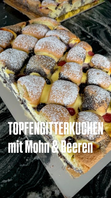 Du wolltest schon immer Wolken schmecken? Wenn ja musst Du unbedingt diesen Kuchen ausprobieren. Einer der beliebtesten Kuchen auf meinem Blog ist seit vielen, vielen Jahren der luftig leichte Topfengitterkuchen in der klassischen Variante. Heute habe ich meine Mohnversion mit der klassischen verheiratet und mit Beeren garniert! Wer hätte gerne ein Stück?
Den Link zum Rezept gibt’s in der Bio!
.
#topfengitterkuchen #mohntopfengitterkuchen #binekocht #wolkenkuchen #topfen