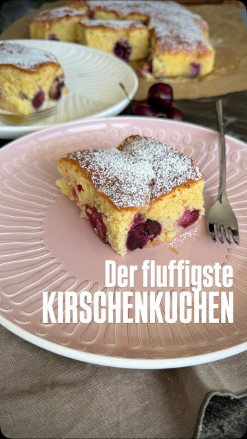 Der flaumigste Kirschenkuchen 🍒 aller Zeiten. Ich liebe Obstkuchen, drum gibt’s meine liebste flaumigste Kuchenmasse heute mit Kirschen. 
Seid ihr Team Kirschen entkernt - oder Team Spuckkuchen?
Bei Mr. Bee muss er immer entkernt sein. Ich bin da eher Team Spuckkuchen.
Den Link zum Rezept gibt’s in der Bio. (Es ist dasselbe Rezept wie mein Marillenkuchen, nur mit Kirschen.🍒)
#kirschkuchen #gleichschwerkuchen #kirschen #binekocht #cherrycake