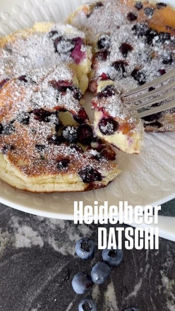 HEIDELBEER DATSCHI. Eine Kindheitserinnerung an unsere Urlaube bei Onkel & Tante in der Steiermark. Wir durften die Heidelbeeren im Wald selbst sammeln - der Geschmack einfach unvergleichlich mit den Supermarkt Heidelbeeren.
Wo bekommt man in Wien gute Waldheidelbeeren?
Den Link zum Rezept gibt’s in der Bio.
.
#heidelbeeren #heidelbeerdatschi #heidelbeerpancakes #blueberrypancakes #binekocht