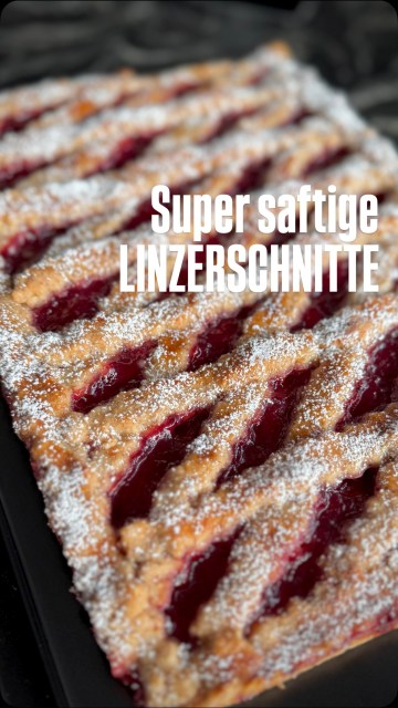 Meine super saftige LINZERSCHNITTE. Egal zu welcher Jahreszeit - die absolute Lieblingsschnitte von Mr. Bee. Zu Weihnachten gibt’s aus der Masse auch immer meine köstlichen Linzerstreifen. Der Teig ist richtig schnell verknetet und muss NICHT gekühlt werden, bevor man ihn weiterverarbeitet. Und das Beste! Die fertige Schnitte ist auch sofort saftig und man kann sie nach dem Auskühlen auch sofort genießen ohne sie länger lagern zu müssen, um den Teig weich zu bekommen. Wenn ihr jetzt noch nicht überzeugt seid, dass ihr sie gleich nachbacken müsst, dann weiß ich auch nicht. 
Das Rezept gibt’s heute in der Bio. 
Wie man sie genau dekoriert zeige ich Euch ganz genau im Reel! Meine Auflaufform ist übrigens ca 40x30cm groß! (Es sind sonst dieselben Mengen wie im Rezept am Blog, dort wird ein Blech verwendet weil man weniger Teig für die einzelnen Streifen benötigt) 
Wer hat sie schon gebacken? 
.
#linzerschnitte #linzertorte #binekocht #saftigelinzertorte #mandeln