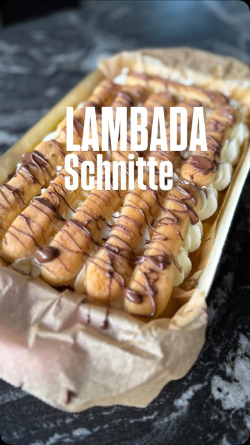 Die LAMBADASCHNITTE - VOLL 90er und VOLL GUT!“ Keine Ahnung wer dieser süssen Köstlichkeit diesen Namen gegeben hat. In meiner Kindheit war sie jedenfalls der Renner bei jedem Heurigen und ich hab oft mindestens 2 Stück gegessen. 
Diese Mischung aus luftigem Biskuit, Orangengelee, Obers und Schokolade ist einfach gigantisch. 
Wer kennt sie auch aus seiner Kindheit?
Den Link zum Rezept gibt’s in der Bio.
.
.
#lambadaschnitte #binekocht #orangenschnitte #biskotten #mehlspeise