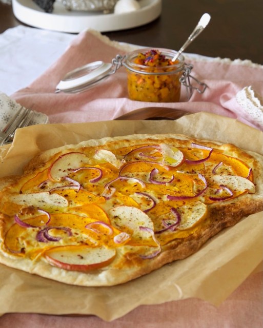 Mein FLAMMKUCHEN mit KÜRBIS & APFEL. 
Heute gibt’s auch gleich das Rezept: 
Zutaten für 2 Personen:

Für den Teig:

110 g Mehl
1/2 TL Salz
1 EL Olivenöl
75 ml Wasser 

Für den Belag:

85 g Frischkäse
50 ml Schlagobers
1 Eidotter
150 g Hokaidokürbis dünn in Streifen geschnitten
1/4 Apfel in dünne Scheiben geschnitten (ich habe einen Gala Apfel verwendet)
½ roter Zwiebel
Kräutermischung: Tomatenflocken, Knoblauch, Basilikum, Oregano, Chiliflocken
Salz
Pfeffer
Zitronenolivenöl
 Zubereitung:

Mehl, Salz, Olivenöl und Wasser zu einem geschmeidigen Teig verkneten. In Frischhaltefolie für 30 Minuten im Kühlschrank rasten lassen. In der Zwischenzeit den Frischkäse mit Schlagobers, Eigelb, Salz und Pfeffer vermischen.

Den Kürbis in dünne Streifen schneiden (ich habe dazu die elektrische Aufschnittmaschine verwendet). Den Teig auf Backpapier dünn ausrollen und mit der Frischkäsemischung bestreichen. Kürbis und den in Streifen geschnittenen roten Zwiebel auflegen. Kräuter und Zitronenolivenöl großzügig auf dem Flammkuchen verteilen. Bei 220 Grad statischer Hitze für 10-15 Minuten backen.
#kürbis #binekocht #kürbisflammenkuchen #flammkuchen #kürbiszeit