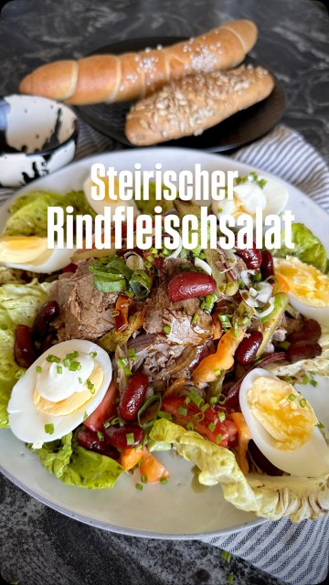 Einer der besten Sommersalate - Rindfleischsalat! Ich bin ja großer Kürbiskernöl Fan und könnte im Sommer ständig saure Wurst, Sülzchen, Presswurst und Rindfleischsalat essen. Mit ordentlich grünem Gold drüber. Mögt ihr Kürbiskernöl auch so gern? 
Den Link zum Rezept gibt’s in der Bio!
.
#rindfleischsalat #kürbiskernöl #tafelspitzsalat #binekocht #sommersalat