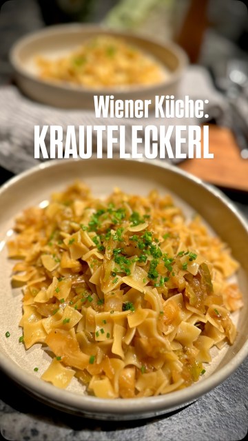 KRAUTFLECKERL - einer der besten österreichischen Wirtshausklassiker. Oder was meint ihr? Ich liebe die Mischung aus süß-würzigem Kraut und Nudeln - also Fleckerln. Ihr könnt sie auch gerne einfach selbst machen.
im Rezept auf meinem Blog gibt’s auch das Rezept für den Nudelteig. Heute stelle ich den Link in die Bio! (Sonst findet ihr es jederzeit auf Binekocht.at)
.
#wienerküche #krautfleckerl #nudeln #binekocht #wirtshausklassiker