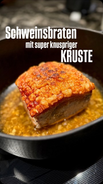 Wie bekommt der Schweinsbraten seine knusprige Kruste? Das zeig ich Euch heute.
Ich liebe es wenn es im Backofen zu ploppen beginnt! 
ACHTUNG: hab mich bei der Garzeit komplett versprochen! Es sind nur 50 Minuten bis 1 Stunde ca.
Am Blog ich noch eine sehr ähnliche Garmethode die fast zum gleichen Ergebnis kommt! Den Link zum Rezept von KRUSTENBRATEN gibt’s in der Bio.
.
#krustenbraten #binekocht #schweinsbraten #bierkraut 
#brezenknödel