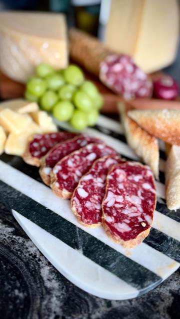 ᵂᴱᴿᴮᵁᴺᴳ | Kostbarkeiten auf meinem Teller 

Heute gibt’s ein genussvolles Dinner mit Freunden mit echten Kostbarkeiten: edle GARDA DOC Weine, aromatische Salame di Varzi g.U. und feinster Montasio g.U. Käse.

Produkte mit dem eurpäischen Qualitätssiegel g.U (= geschützter Ursprungs�bezeichnung) stehen für höchste Qualität und echte Handwerkskunst und schützen die 
Echtheit von Produkten. 
Diese Bezeichnung wird Produkten verliehen, deren Qualität und Eigenschaften stark von ihrer Herkunftsregion abhängig sind. Alle Produktionsschritte müssen in einem bestimmten geografischen Gebiet stattfinden und garantieren einen unverfälschten Geschmack und authentischen Genuss. 

🍷Garda DOC Weine
Zwischen Lombardei und Venetien, rund um den traumhaften Gardasee, entstehen 
diese charakterstarken Weine. Das besondere Mikroklima sorgt für Frische, feine 
Mineralität und eine elegante Struktur. Ob Weißwein, Rotwein oder Schaumwein – Rebsorten wie Garganega, Trebbiano, Chardonnay oder Corvina bringen die Vielfalt 
dieser Region perfekt ins Glas.

Salame di Varzi g.U.
Aus dem Oltrepò Pavese in der Lombardei stammt diese traditionsreiche Salami. Grob 
zerkleinertes, ausgewähltes Schweinefleisch, verfeinert mit Meersalz, Pfeffer, Knoblauch und einem Hauch Rotwein, reift unter idealen klimatischen Bedingungen 
heran. Das Ergebnis: eine zarte Textur, leuchtend rote Farbe und ein angenehm süß�würziges Aroma.
 
🧀Montasio g.U.
Ein traditioneller Halbhartkäse mit über 200 Jahren Geschichte. Aus frischer Vollmilch hergestellt, natürlich laktosefrei und wunderbar ausgewogen im Geschmack. Er unterscheidet sich zwischen 3 verschiedenen Reifegraden - von mild und cremig bis kräftig-würzig. Je nach Reifegrad passt er perfekt zu Antipasti-Platten, als Flocken über Pasta oder fein gerieben über Ihren Lieblingsgerichten. Das Produktionsgebiet umfasst 
das gesamte Gebiet von Friaul-Julisch Venetien und Ostvenetien.

Für mich ist das die perfekte Kombination aus Qualität, Tradition und purem Genuss. 
#EnjoyItsFromEurope
#euagripromo
#EUChronicles