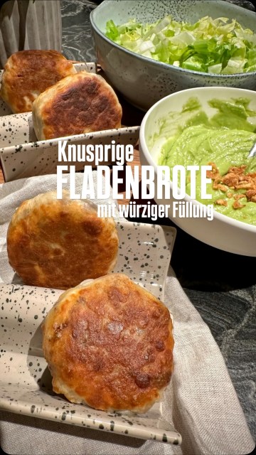Knusprige Fladenbrote mit würziger Füllung. Super easy gemacht und wahnsinnig gut. Der Teig kann beliebig gefüllt und in der Pfanne gebacken werden. So schmecken sie ein bisserl nach Frühlingsrollen. Soll ich Euch demnächst mein selbst gemachtes Rezept für Frühlingsrollen zeigen?
Den Link zu diesem Rezept gibt‘s in der Bio!
#fladenbrote #knusprigefladenbrote #gefülltefladenbrote #binekocht #asiatischessen