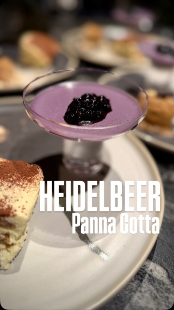HEIDELBEER PANNA COTTA. Nicht nur ein Hingucker am Nachspeisenteller, sondern auch richtig köstlich. Oben auf hab ich einen Hollerröster serviert, eine schöne säuerlich herbe Ergänzung zum süßen Panna Cotta. 
Das Rezept für die klassische Grundmasse verlinke ich Euch in der Bio. Einfach so viel Heidelbeerpulver dazu geben, bis ihr die gewünschte Farbe und Geschmacksintensität erreicht habt.

Unbezahlte Wer bung
Die wunderschönen Gläser sind übrigens von Blomus von @fitzingerconcept1060 
#heidelbeerpannacotta #pannacotta #blomus #binekocht #heidelbeerdessert
