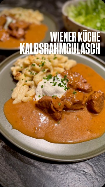 Wiener Küche: KALBSRAHMGULASCH MIT NOCKERL. Ich bin ja großer Fan der österreichischen Küche und Nockerl mit Saft sind eine große Leidenschaft von mir. Da sind Paprikahendl & Kalbsrahmgulasch ganz oben auf meiner Liste. Dazu ein grüner Salat und ich bin glücklich. Seid ihr mehr Team Kalbsrahmgulasch oder Paprikahendl?
Den Link zum Rezept gibt’s in der Bio! Ihr findet mein Rezept aber auch jederzeit auf meinem Blog Binekocht.at (Suchbegriff Kalbsrahmgulasch)
.
.
#kalbsrahmgulasch #wienerküche #österreichischeküche #binekocht #nockerl