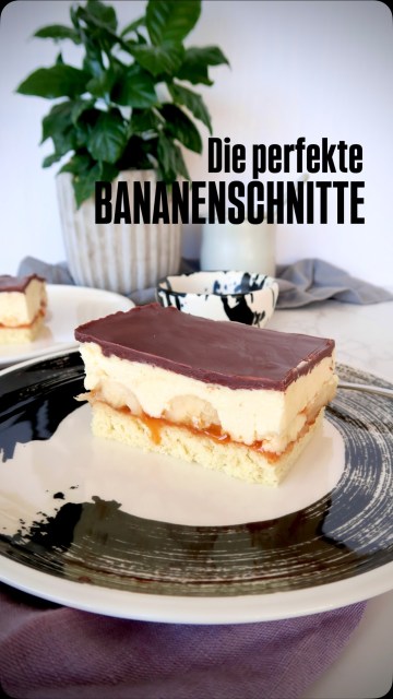 BANANENSCHNITTE. Perfekt. Mr. Bee liebt sie in allen Varianten. Und ich hab sehr viele davon am Blog. Sein absoluter Liebling ist aber definitiv die ganz klassische Bananenschnitte mit Pudding-Buttercreme, Biskuit und Schokolade oben auf. Ich mag ja Banane so überhaupt nicht. Es sei denn als Schokobanane oder Eis. Aber ohne Banane liebe ich die Schnitte auch, drum krieg ich immer den Rand ;-).
Seid ihr Team Banane oder absolut keine Banane?
Den Link zum Rezept gibt’s in der Bio. (Sonst findet ihr es auch jederzeit auf Binekocht.at - Suchbegriff: Bananenschnitte)
#bananenschnitte #binekocht #banane #bananacake #banana