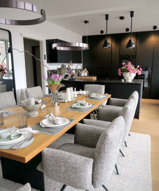 Habt ihr schon eine Idee für Euer Ostermenü? Ich bin schon fleißig am Überlegen, was ich unseren Gästen servieren werde. Auf den Bildern seht ihr die Osterdeko und das Menü 2024. Was hättet ihr am liebsten probiert?
Gebackenes Ei mit Blattspinat
Bärlauchschaumsuppe mit Schinkenstrudel
Schweinsbraten mit Bierkraut & Brezelknödel
Sacherschnitte

Den Link zum Ostermenü gibt’s in der Bio!
#ostermenü #sacherschnitte #ostern #ostertischdeko #binekocht